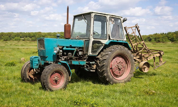 Mecânico realiza manutenção preventiva em trator com controle digital de peças