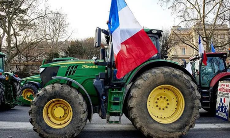 Produtores europeus protestam com tratores nas ruas de Paris contra o acordo Mercosul